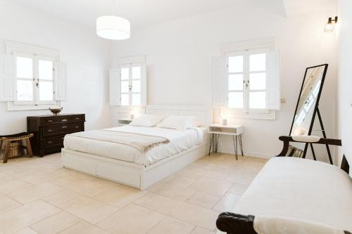 3-Room, 3-Bath Villa with Massive Pool, Central Location, Seconds from Cliff!
