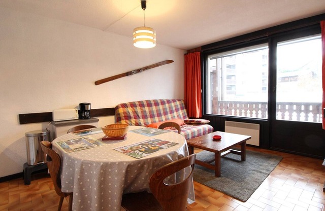 3-Room Apartment for 6, Renovated Kitchen, Near Village Center and Ski Lifts