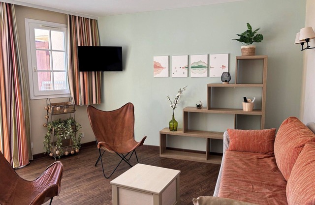 3-Room Duplex for 6 with Terrace, Pool, and Parking