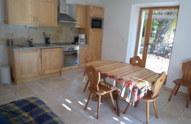 3 room 3 star apartment on the ground floor 1.5 km from the cable car 450 km from the slopes