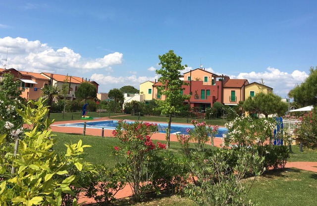3-room garden apartment. Lignano-Aprilia, air conditioning, pool, dog allowed,