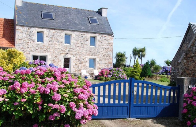 3-star house, 4 bedrooms, sleeps 8, 5km from Locquirec beaches. WIFI
