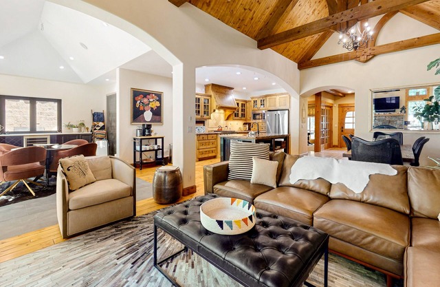 30 mins to Bachelor, 8 Mins to Old Mill - hot tub, fireplaces, open living space