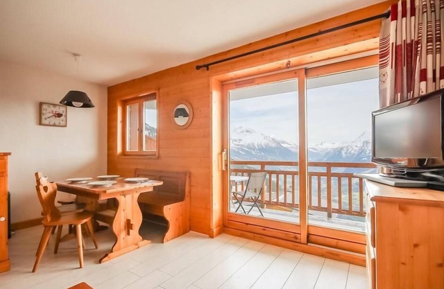 300m from ski slopes, 2nd floor, balcony, tv, ski locker, 35m², La Rosière