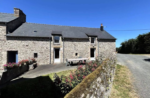 301 - Character house 2km from Sables-D'or.