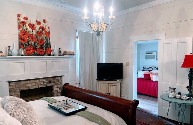 32 Acres of Lush Gardens with Private Cottage. Go on a Texas Foodie Adventure!