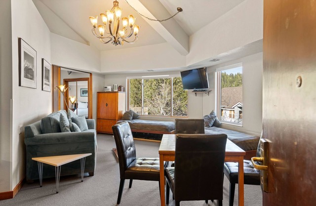 321 | Luxe Top Floor 1BD - A/C, Pool & Kitchen