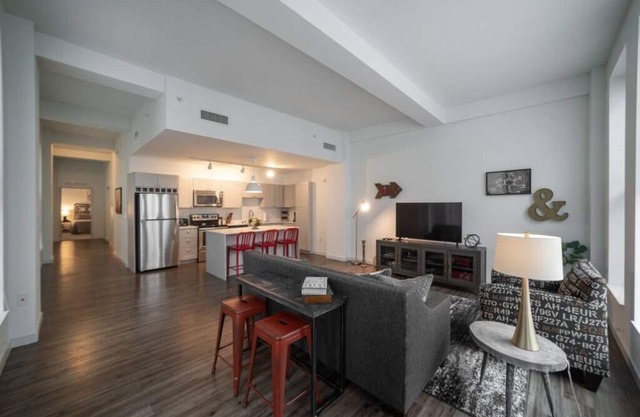 325- Big Corner condo w/2 king bedrooms/Free parking