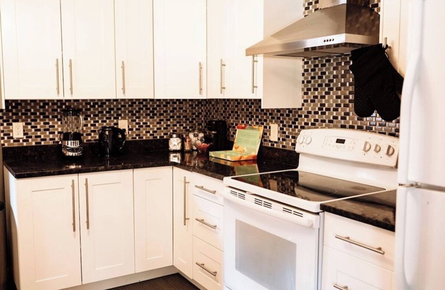 327 · Winter Retreat - 6BR, All age friendly