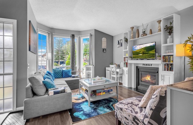 33 Executive Home, A/C, Garage, By Airport.