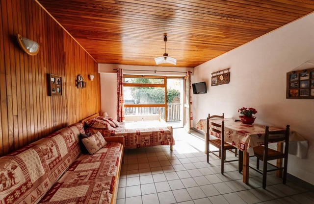 350m from ski slopes, 1st floor, view street, balcony, parking, tv, ski locker, 32m², Valloire