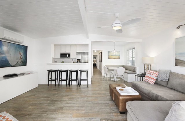 37th Street beach house, steps to sand - Air conditioning, bikes and parking!