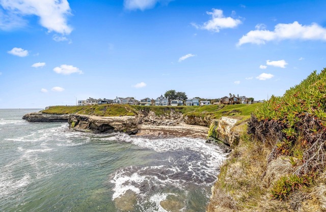 3977 Cliff House - Available in August!
