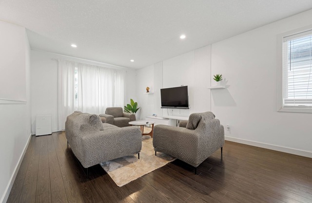 ★3B Executive Home★Fenced Yard ★ Private Deck BBQ