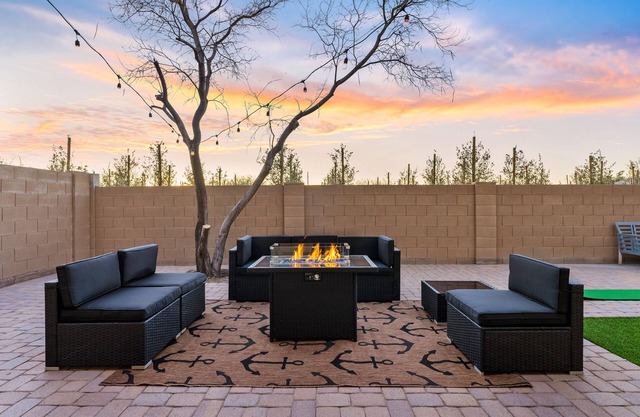 3bd 2.5ba home, family-friendly, 10min to PHX airport, hiking, games, king bed!