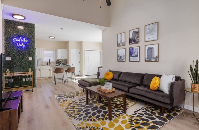 3BD Retreat + Hot Tub & BBQ + Near NCSU & Downtown