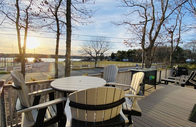 3BR/2BA walk to water, pool, playground, tennis, private hot tub, central A/C