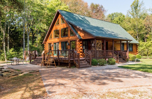 3BR, 3.5 BA Log Cabin
