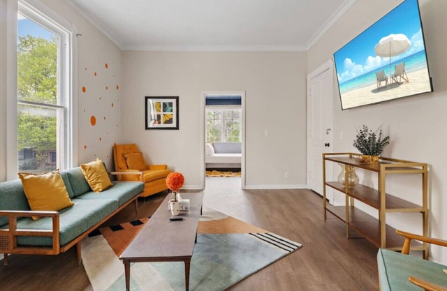 3BR City Chic Modern Apt | Central Location