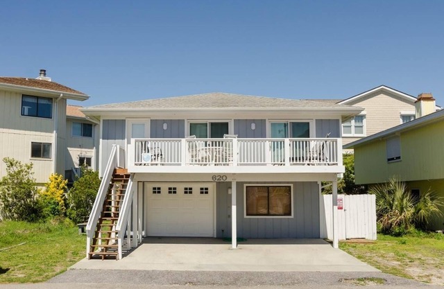 3BR cottage with a short stroll to beach or sound!
