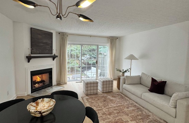 3BR Hilliard Luxury Condo: 5min Walk to Target, 10min Walmart, 10min Drive OSU!