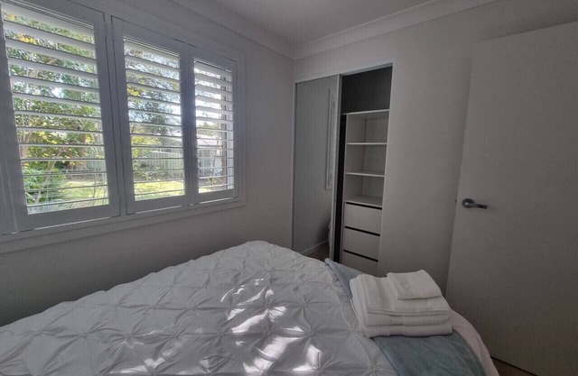3BR Home 10 mins walk to UOW, free parking, AC