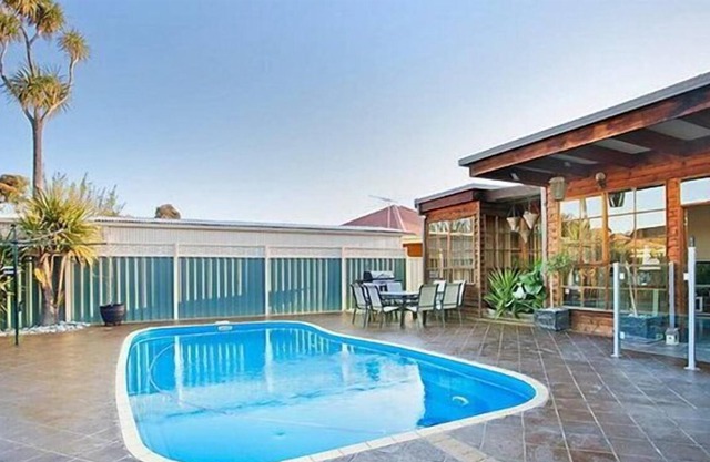 3BR house with pool, close to city and beaches!