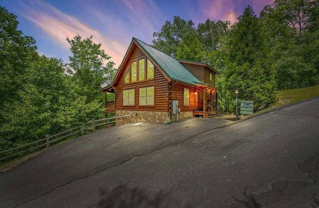 3BR Lodge near Gatlinburg Arts & Crafts with Game Room & Hot Tub!