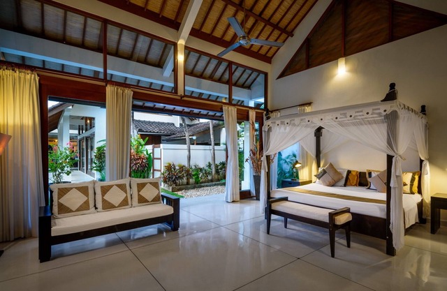3BR Luxury Villa, Large Pool - BREKKIE INCLUDED! - 1Min Walk To Eat Street!