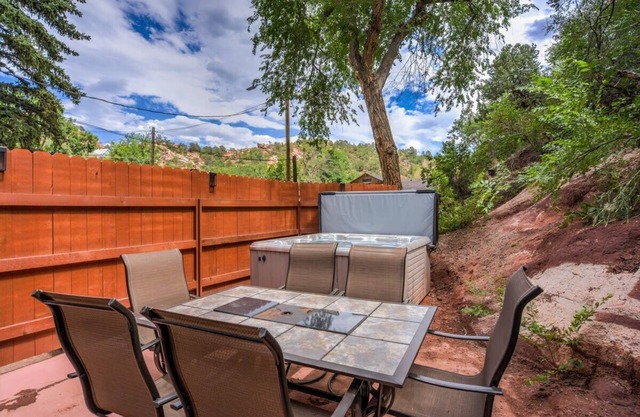 3BR Manitou Springs 2min to Restaurants, Hot Tub!