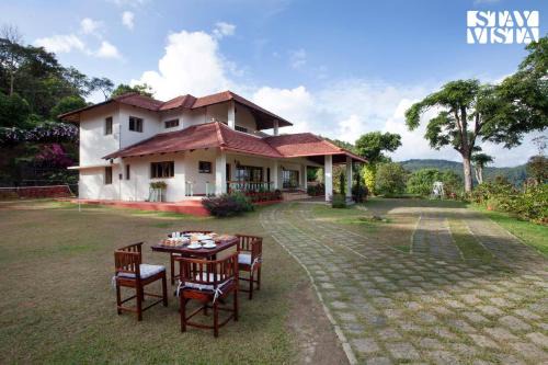 3BR Mercara Hill Villa with Outdoor Jacuzzi and Complimentary breakfast - Coorg