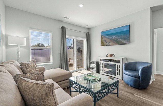 3BR, Outdoor Movie Theatre, Indoor Fireplace, Arcades, 5 Minutes from Beach!