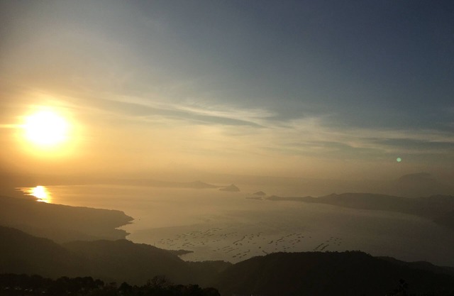 3BR Penthouse Condo - Awesome Language Lake View Tagaytay - Ultimate Staycation