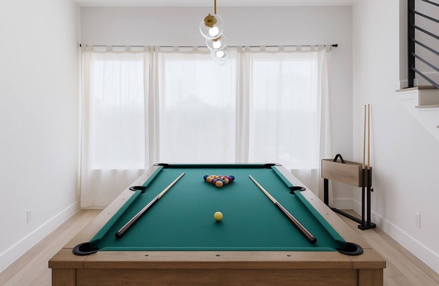 3BR Rooftop fire-pit, Pool table, Ping Pong, Gym access + Kids Play area, & WiFi