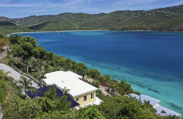 3BR with amazing views, only 5 min from Magen's Bay!