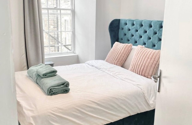3rd floor 1 bedroom apartment in old town