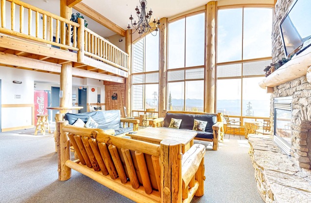 3rd-floor condo near lifts with hot tub, BBQ area, fireplace, pool table, & W/D