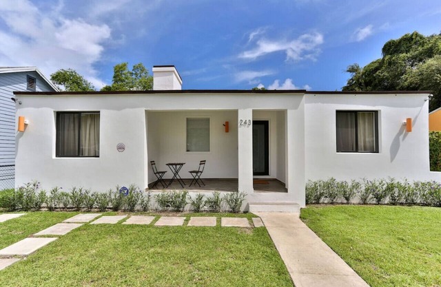 4/2 Art District Contemporary Japanese-Themed Home