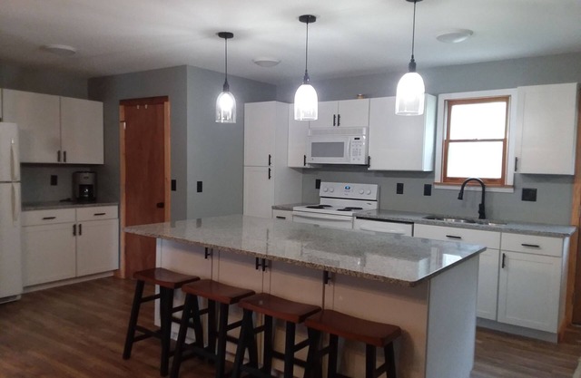 4/2 House on Old Wixom Lake, Sleeps up to 11.