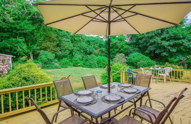 4-5 Min to Mill Pond or Nauset Beach!