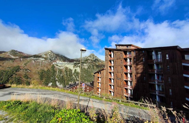 4/6-person apartment with separate bedroom, central location, ski-in/ski-out