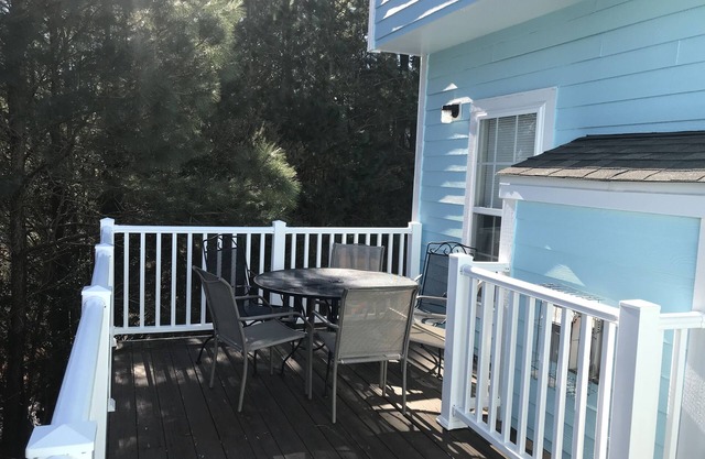 4 Bed 3.5 Bath end unit sleeps 11, 4 blocks to beach & short walk to boardwalk