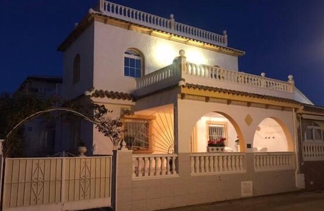 4 Bed 3 Bath Villa Sleeps 8, Pool Wifi TV Close to Beach Restaurants and Shops