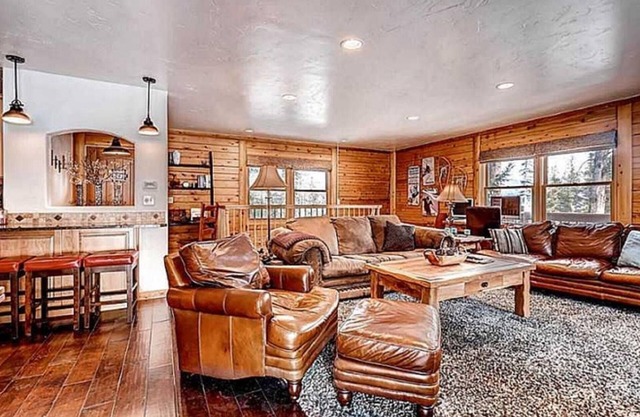 4-Bed, 3-Bath with Hot Tub; Sleeps 10, 3 parking spaces, license #BCA-78675