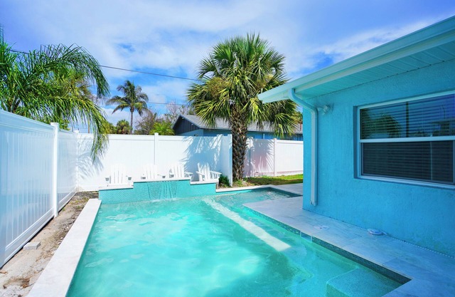 4 bed condo heated pool, hot tub, beach gear
