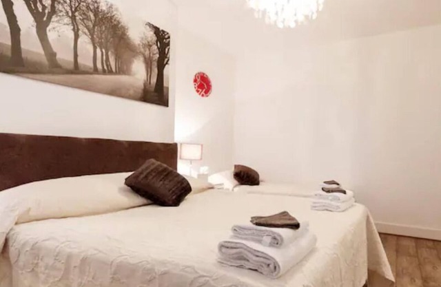 4 Bed Flat - Sleeps 14 - Parking - Game Room -Wifi