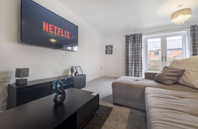 * 4 BED LUXURY HOUSE * GARDENn+ PARKING + WiFi