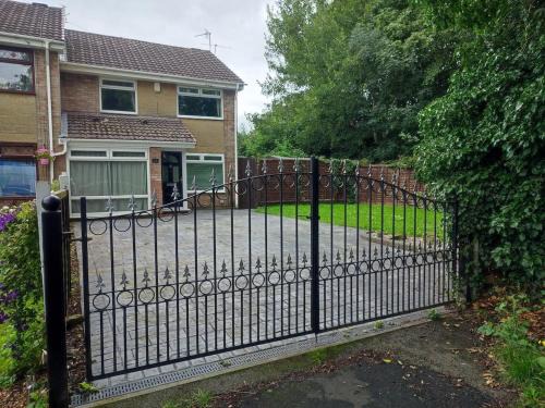 4-bed quiet cul de sac location with off road parking