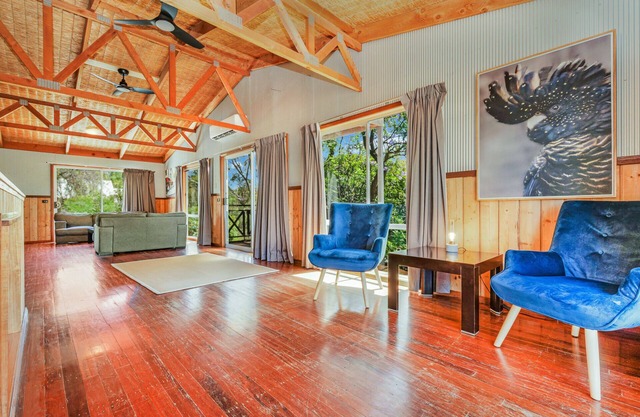 4 bed, Solar heated pool, bush outlook + only a 5 min walk to the CBD