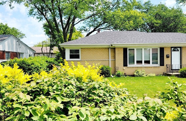 4 Bedroom, 2 Full Bath. Centrally Located. Near O'Hare Airport and attractions